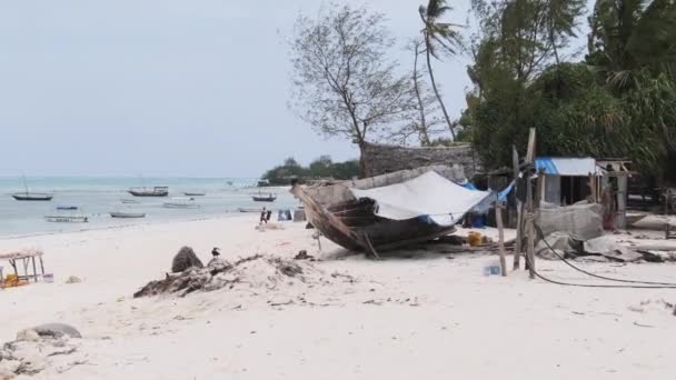 Afrikansk tradisjonsrik trebåt strandet i Sand på stranden ved Low Tide, Zanzibar – stockvideo