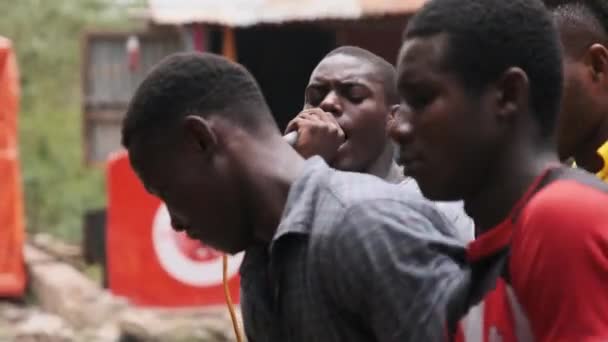 Penyanyi lokal Afrika menyanyikan lagu ke dalam mikrofon di sebuah pernikahan Afrika, Zanzibar — Stok Video