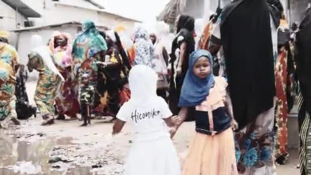 Африканские девушки в традиционной одежде танцуют на свадьбе в деревне, Занзибар — стоковое видео