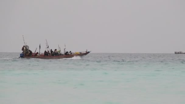 桑给巴尔，载有许多渔民的非洲渔船沿海洋航行 — 图库视频影像