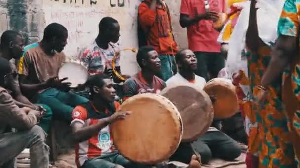 Bateristas africanos locales tocan la música tradicional del tambor en la boda africana, Zanzíbar — Vídeos de Stock