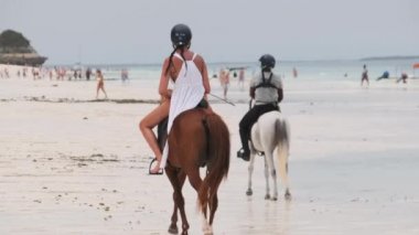 Okyanus kıyısında Tropikal bir plajda ata binen at, Zanzibar