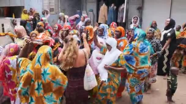 Afrikanische Hochzeit, viele einheimische Frauen in traditioneller Kleidung tanzen, Sansibar, Afrika — Stockvideo