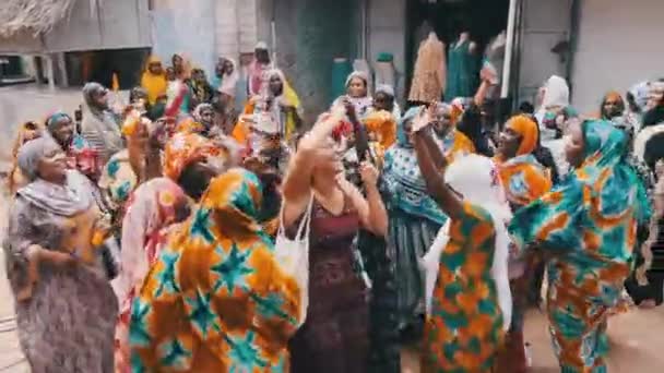 Africa Wedding, Many Local Women in traditional Clothes Dance, Zanzibar, Africa — 图库视频影像