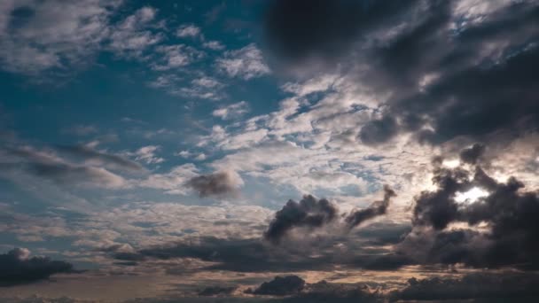 Folhetos Nuvens Cumulus se move em céu azul dramático, Cirrus Cloud Space, Timelapse — Vídeo de Stock