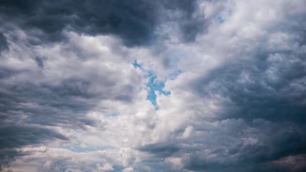 Timelapse of Gray Cumulus Clouds se mueve en Blue Dramatic Sky, Cirrus Cloud Space — Vídeos de Stock