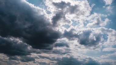 Gri Kümülüs Bulutlarının Zaman Çizelgesi Mavi Dramatik Gökyüzünde, Cirrus Bulutu Uzayında