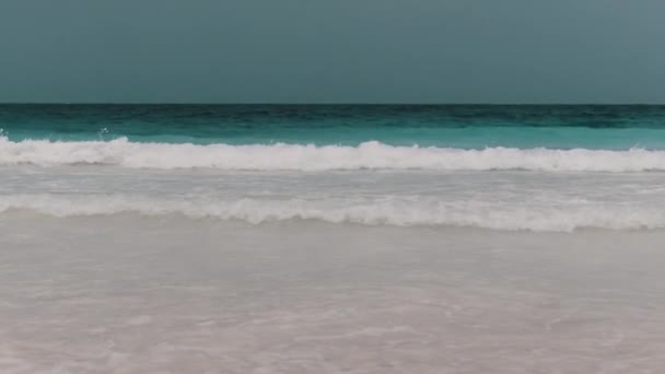 Tropical Sea Waves in Turquoise Ocean Water di Paradise Sandy Beach. Zanzibar. — Stok Video