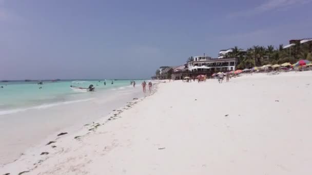 Гиперлапс тропического песчаного пляжа с белыми приливными волнами океана и туристами — стоковое видео