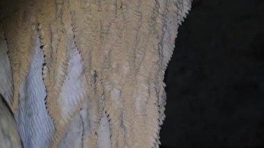 İkiz Mağara Tavanından sarkan Sarkık Kaya oluşumlarıyla Yeraltı Mağarası