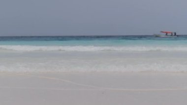 Turkuaz Okyanus Suyu 'ndaki Tropikal Deniz Dalgaları Cennet Sandy Sahili' nde. Zanzibar.