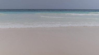 Turkuaz Okyanus Suyu 'ndaki Tropikal Deniz Dalgaları Cennet Sandy Sahili' nde. Zanzibar.
