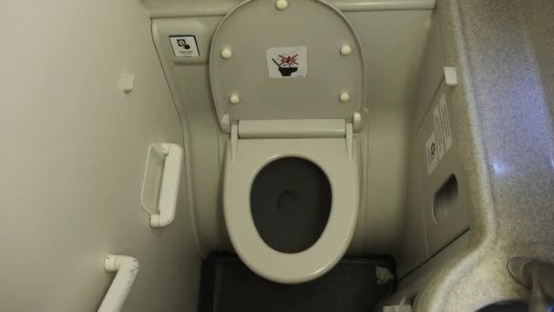 WC público en el avión, baño de avión. Dentro de un plano de inodoro a bordo — Vídeo de stock