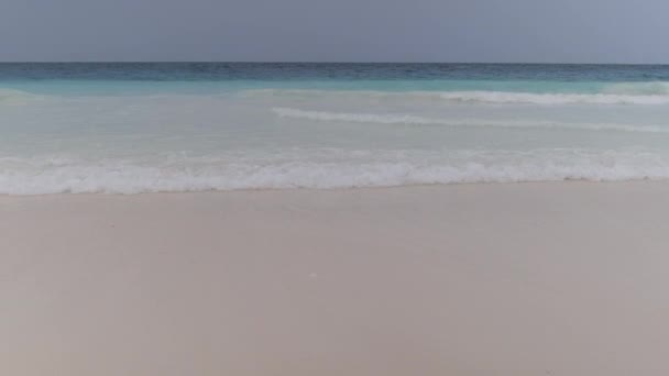 Tropical Sea Waves in Turquoise Ocean Water di Paradise Sandy Beach. Zanzibar. — Stok Video