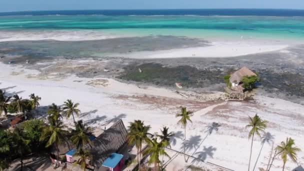 The Rock Restauracja w oceanie zbudowany na kamieniu w czasie odpływu na Zanzibar, Widok z powietrza — Wideo stockowe