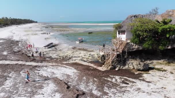El restaurante Rock en el océano Construido en el acantilado en la marea baja en Zanzíbar, Vista aérea — Vídeo de stock