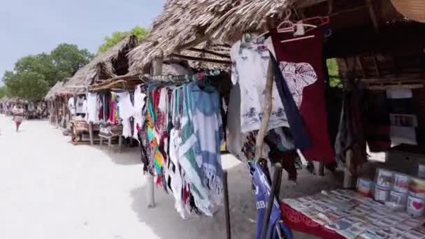Afrikanische Souvenirschalen für Touristen am Strand, Safari Blue Tour, Sansibar — Stockvideo
