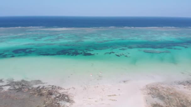 Ocean Sandbanks 'teki Tropikal Sahil ve Bariyer Resifi Zanzibar Hava Görüntüsü — Stok video