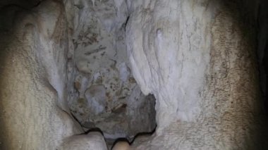 İkiz Mağara Tavanından sarkan Sarkık Kaya oluşumlarıyla Yeraltı Mağarası