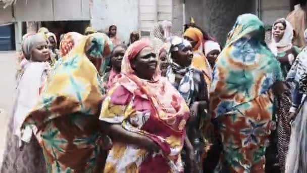 Boda africana, muchas mujeres locales en la danza de la ropa tradicional, Zanzíbar, África — Vídeos de Stock