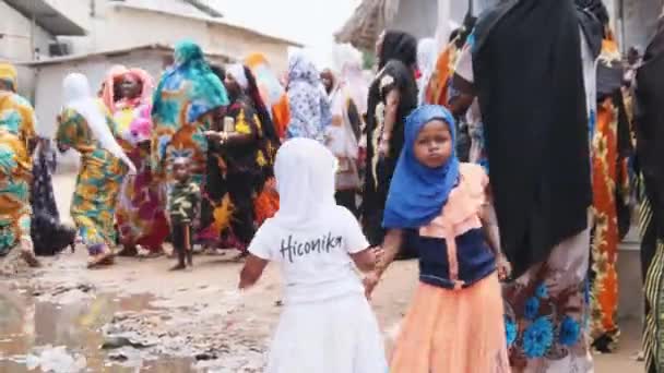 Niñas locales africanas en la danza del vestido tradicional en la boda en un pueblo, Zanzíbar — Vídeos de Stock