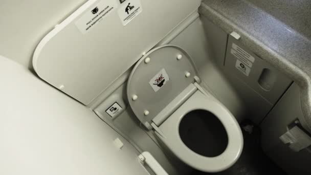 Openbaar toilet in het vliegtuig, Vliegtuig Badkamer. In een toilet aan boord van een vliegtuig — Stockvideo