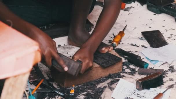Local African Makes Hand-Made Souvenirs at the Tourist Market, Zanzibar, Africa — Stock Video