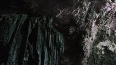 Yeraltı Mağarası ve Kuza Mağarası Tavanından sarkan Stalactite Kaya oluşumları