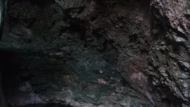 Taze Suyu olan mağara, Kayalıkların Altındaki Yeraltı Mağarası, Zanzibar, Kuza Mağarası