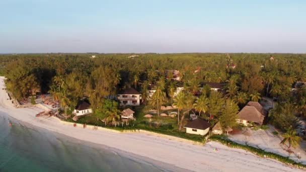 Aerial View Trópusi part, Egzotikus szállodák és pálmafák az óceán, Zanzibár — Stock videók