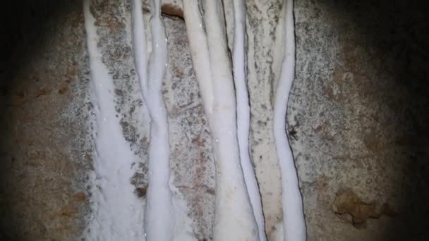 Underjordisk grotta med stalaktit klippformationer som hänger från tvillinggrottans tak — Stockvideo
