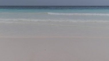 Turkuaz Okyanus Suyu 'ndaki Tropikal Deniz Dalgaları Cennet Sandy Sahili' nde. Zanzibar.