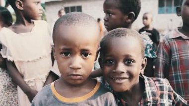 Afrika 'nın Zanzibar Köyü' ndeki Kameraya Meraklı Yerel Afrikalı Çocuklar