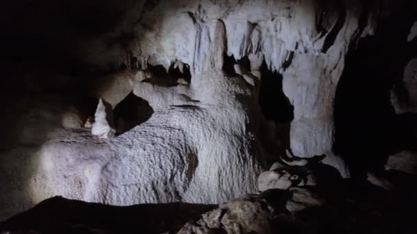 圆柱状岩石形成的地下洞室悬吊在孪生洞顶 — 图库视频影像