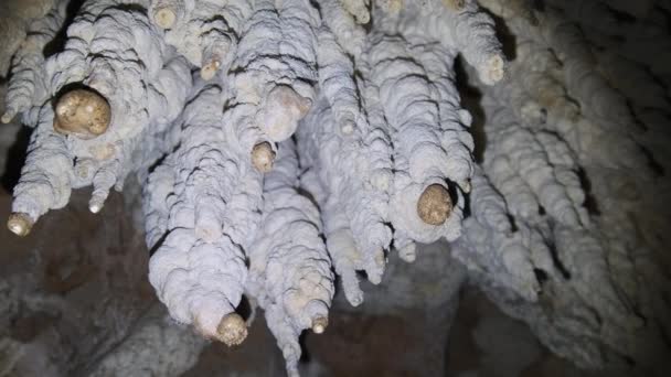 Підземна печера зі сталактитовими формаціями скелі звисає з печери Близнюки — стокове відео