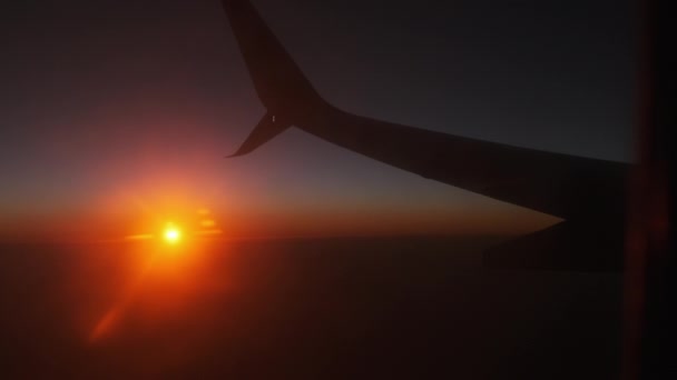 Uçak Penceresinden Günbatımına, Turuncu Güneş Kanat Altında Batıyor — Stok video