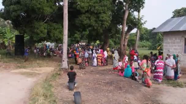 Multidão de pessoas locais comemorando o casamento africano em uma aldeia local, Zanzibar — Vídeo de Stock