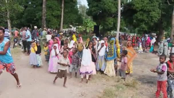 Multidão de crianças locais curiosas em casamento africano em uma aldeia local, Zanzibar — Vídeo de Stock