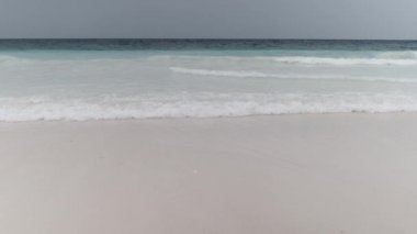 Turkuaz Okyanus Suyu 'ndaki Tropikal Deniz Dalgaları Cennet Sandy Sahili' nde. Zanzibar.