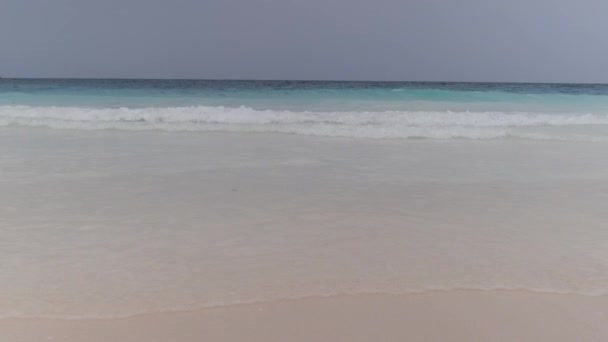 Krajina krásné tropické pláže s přílivovými vlnami a modrým nebem, Zanzibar — Stock video