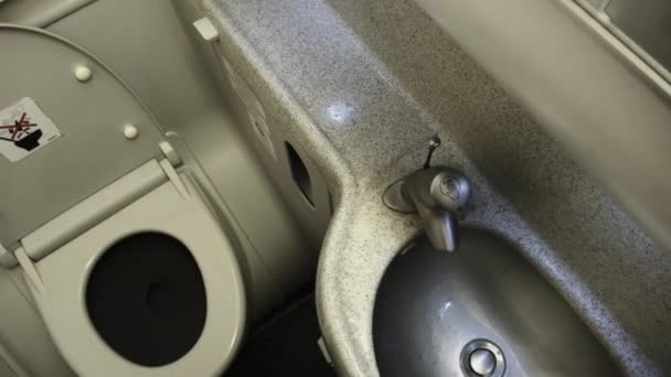 Veřejná toaleta v letadle, koupelna v letadle. Uvnitř toalety na palubě letadla — Stock video