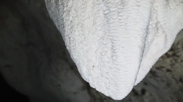 Grotte souterraine avec des formations rocheuses stalactites suspendues au plafond de la grotte des jumeaux — Video