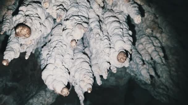 Podzemní jeskyně se stalaktitovými skalními útvary zavěšenými na dvojčatech — Stock video