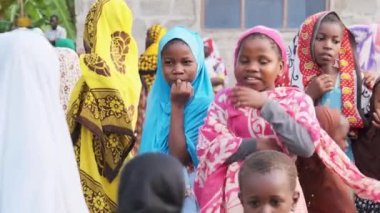 Yerel Afrikalı Çocuklar Köydeki Kameraya Bakıyor, Zanzibar, Afrika