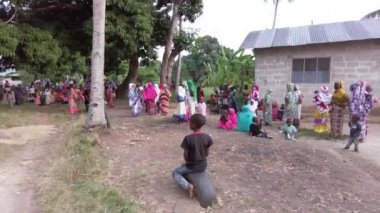 Yerel bir köy olan Zanzibar 'da Afrika Düğününde Meraklı Yerel Çocuklar Kalabalığı