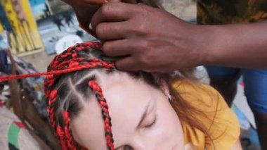 Afrikalı Kadın Örgü Örüyor Kırmızı Kanekalon Açık Hava, Zanzibar Afrika