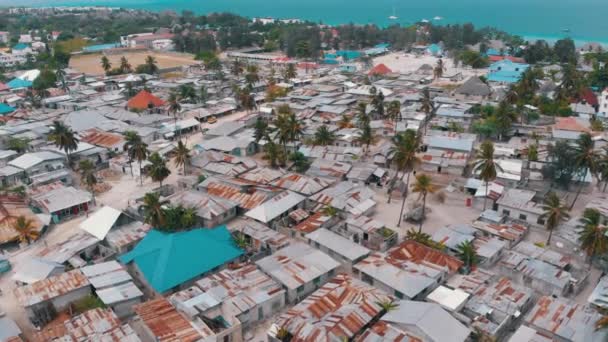 Hava Manzaralı Afrika Varoşları, Yerel Köy 'ün Kirli Evleri, Zanzibar, Nungwi — Stok video