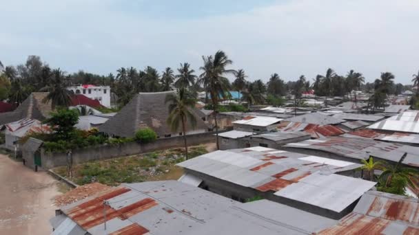 Afrikanische Slums aus der Luft, schmutzige Hausdächer eines lokalen Dorfes, Sansibar, Nungwi — Stockvideo