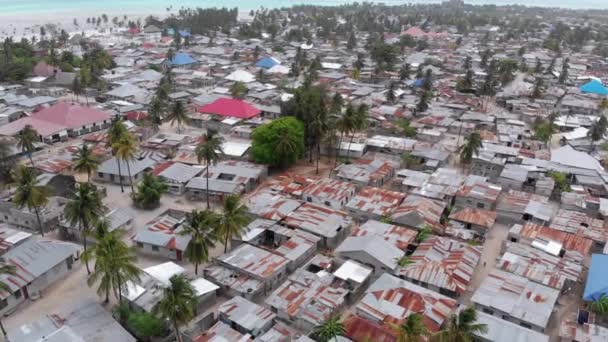 Barrios Africanos Vista Aérea, Techos de Casa Sucia de la Aldea Local, Zanzíbar, Nungwi — Vídeos de Stock