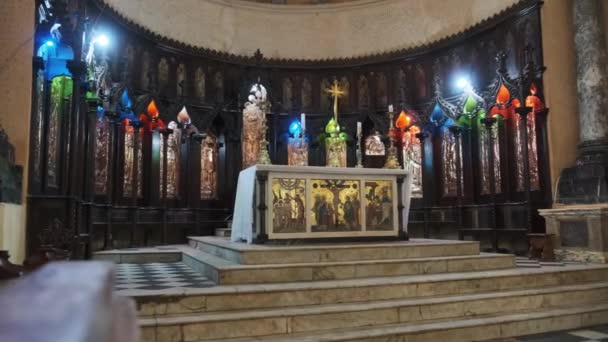 Antico altare all'interno della cattedrale anglicana Chiesa di Cristo, mercato degli schiavi Zanzibar — Video Stock